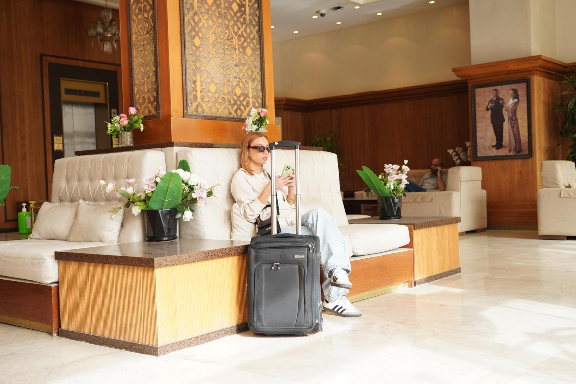 사우전드 나이츠 호텔 암만 외부 사진 A woman with a suitcase