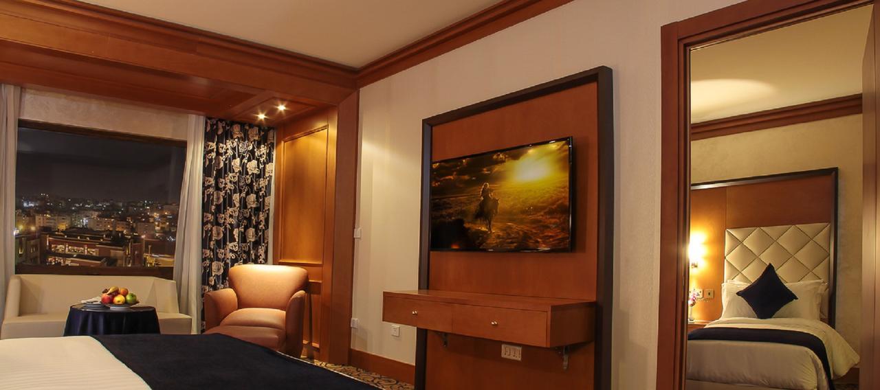 사우전드 나이츠 호텔 암만 외부 사진 A television in a hotel room
