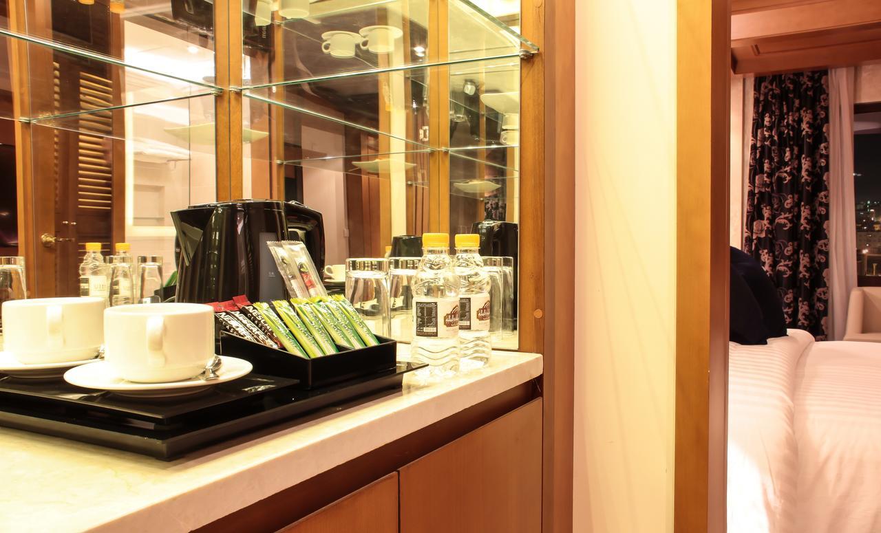사우전드 나이츠 호텔 암만 외부 사진 A Nespresso machine in a hotel room
